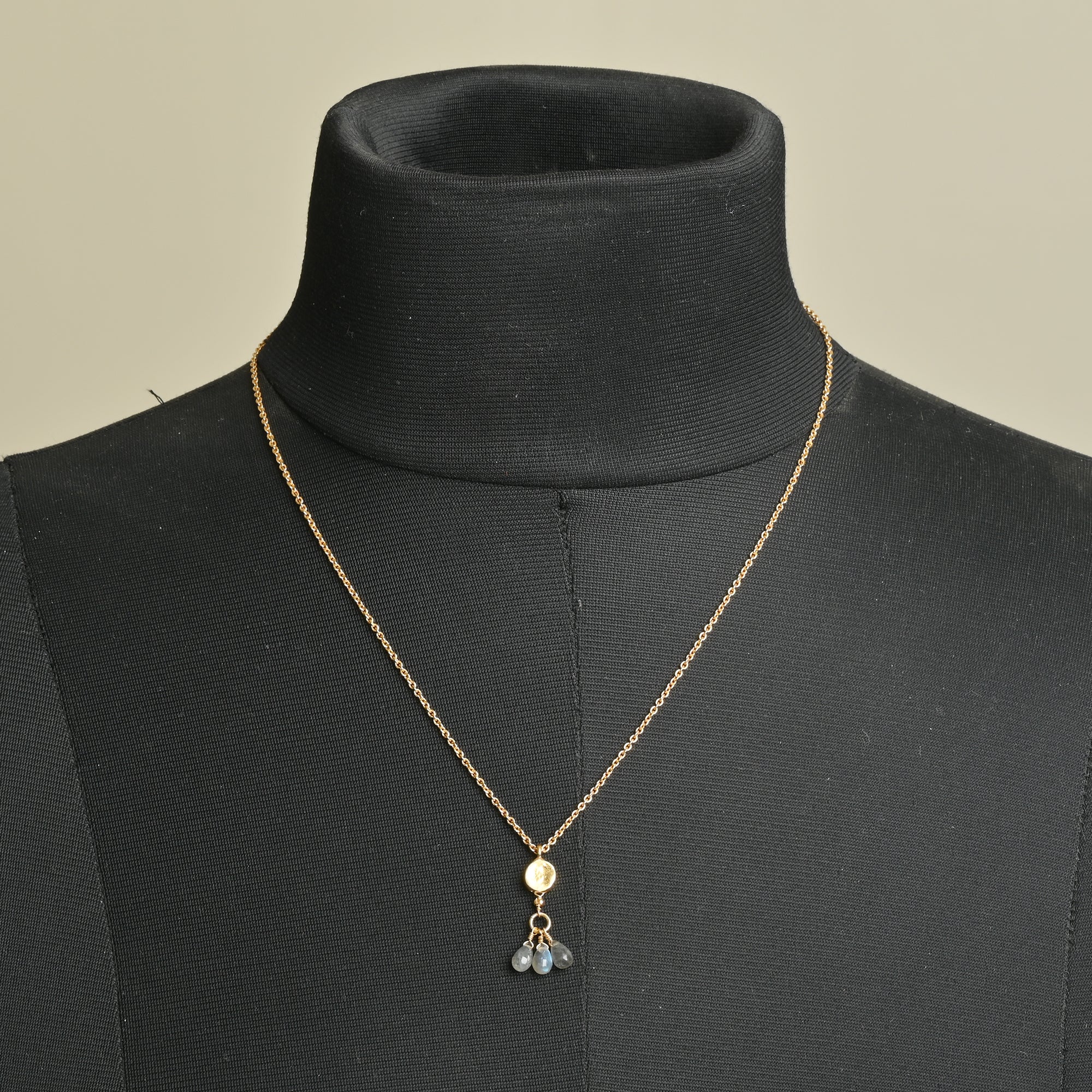 Halskæde med vedhæng af labradorite