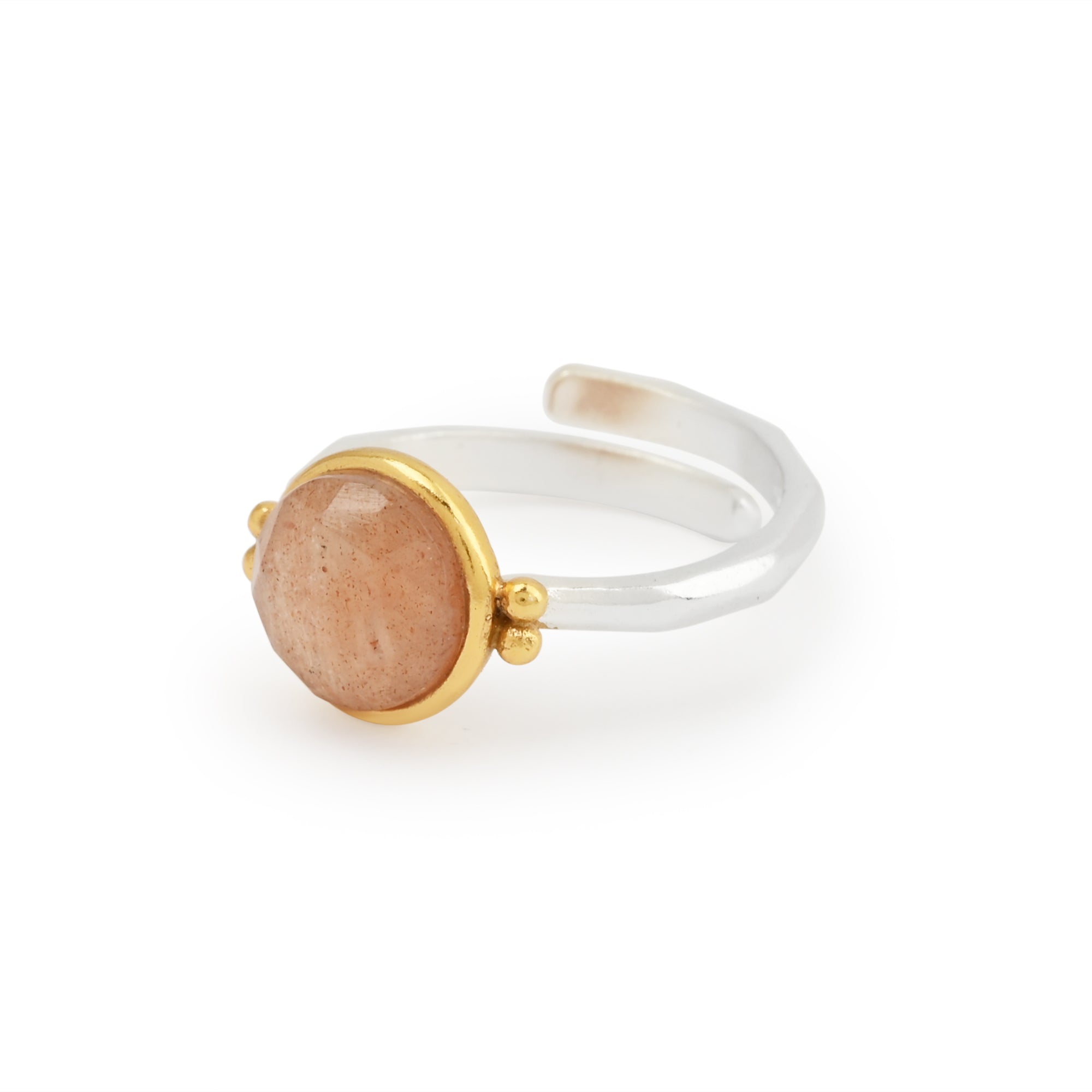 Finger ring with moonstone stone