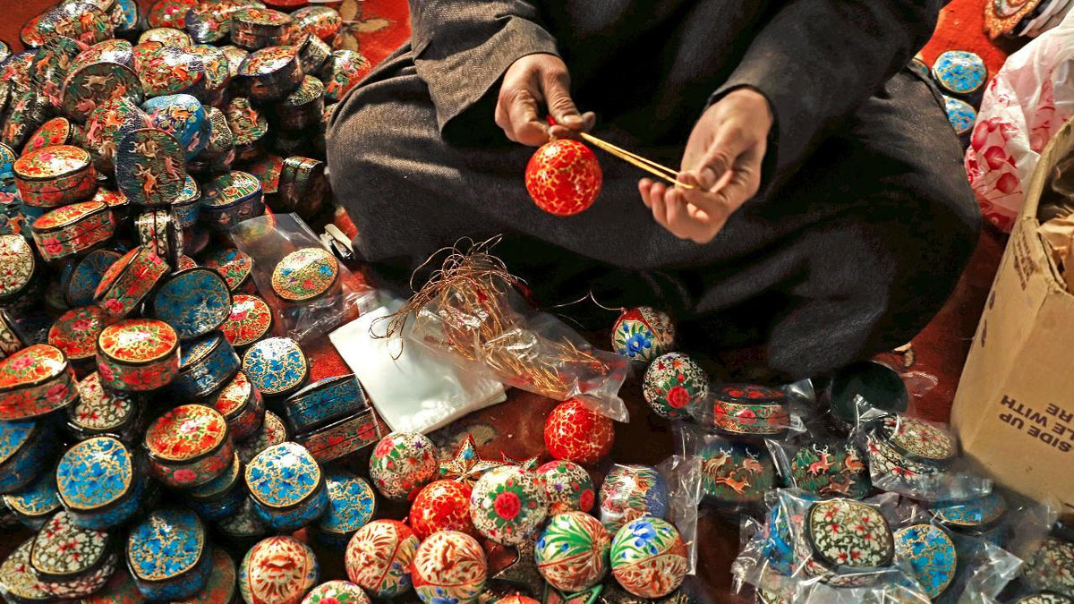 Kashmir papmaché – historien bag vores håndmalede julekugler