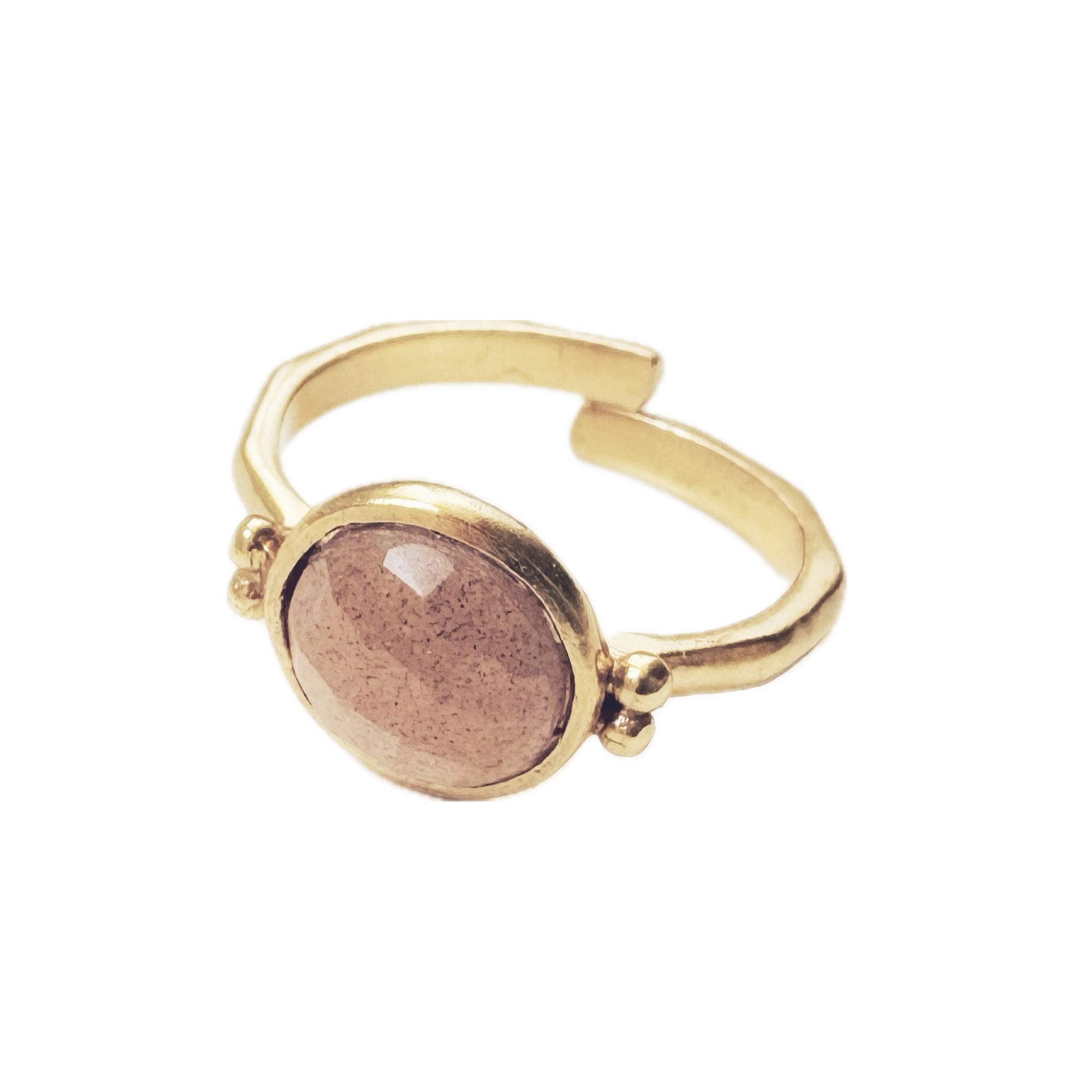 Finger ring with moonstone stone